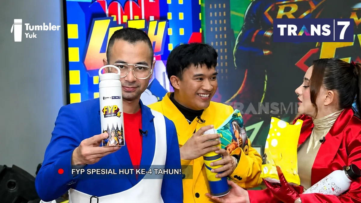 Para host FYP Trans7 memegang tumbler custom TumblerYuk saat siaran LIVE
