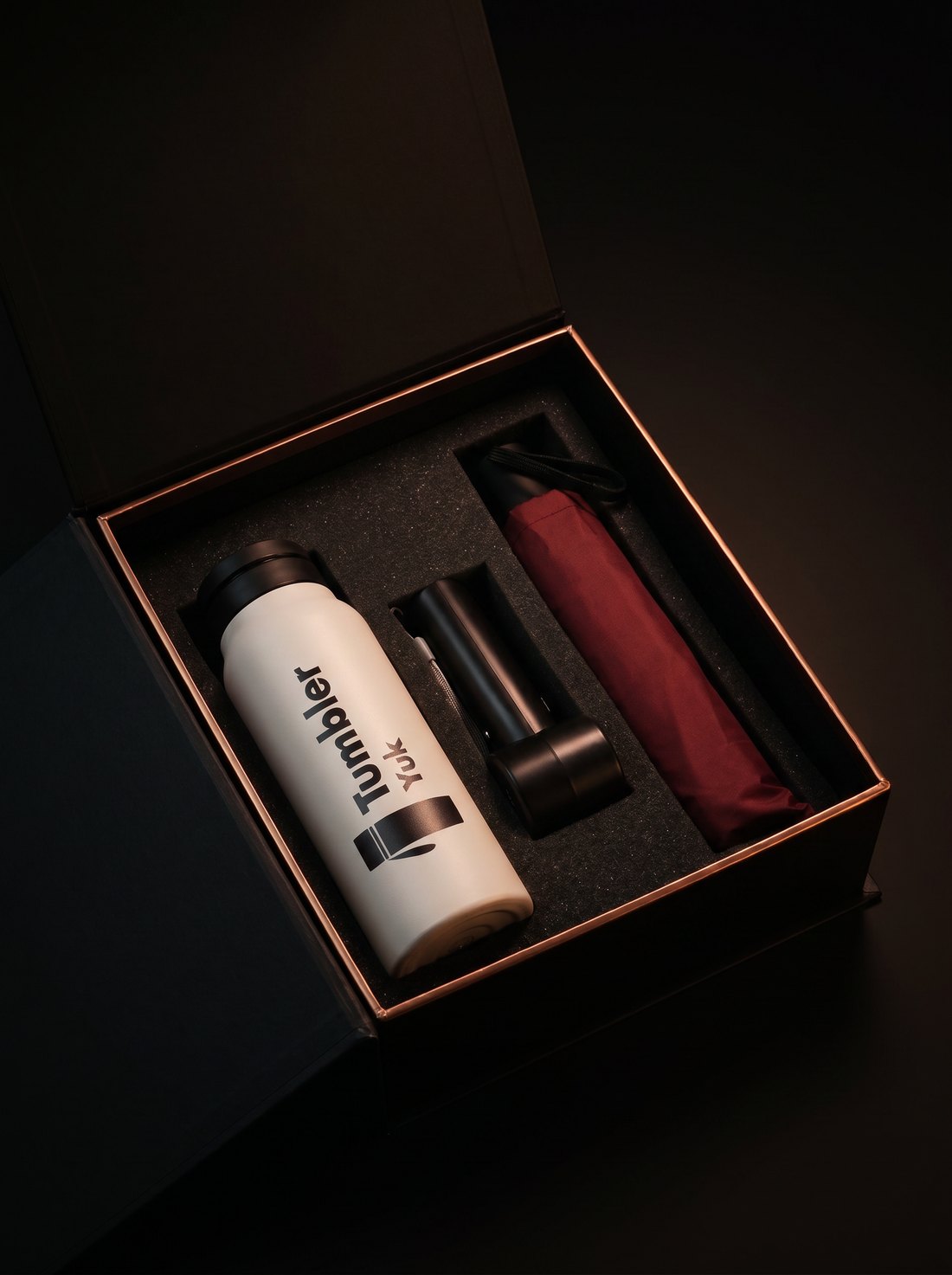 Gift set eksklusif TumblerYuk: botol custom berlogo, kipas, dan payung dalam kemasan kotak hitam premium