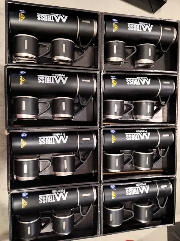Set vacuum flask dengan cangkir untuk pesanan korporat