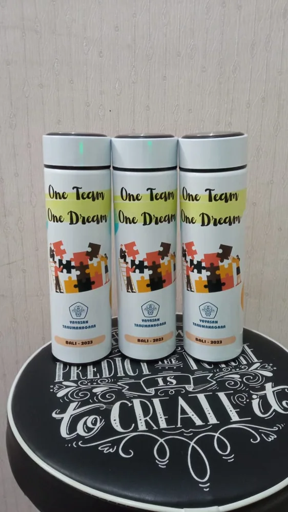 Souvenir custom TumblerYuk dipegang, siap diserahkan ke klien