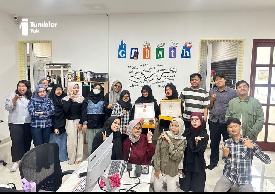 Tim TumblerYuk lengkap foto bareng di depan dinding GROWTH di kantor