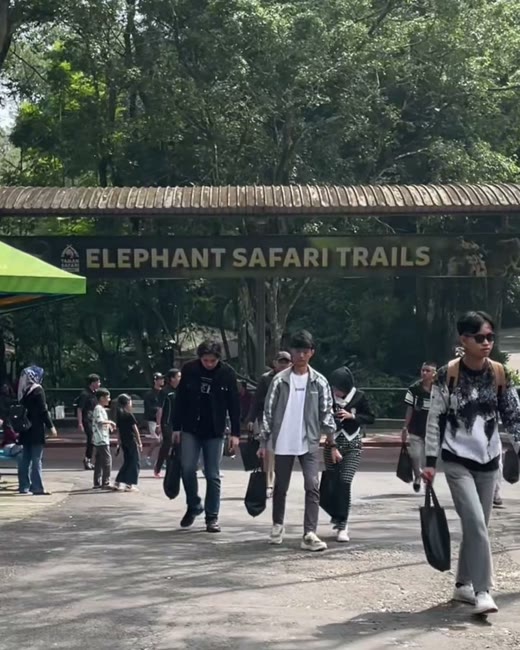 Tim jalan bareng saat trip
