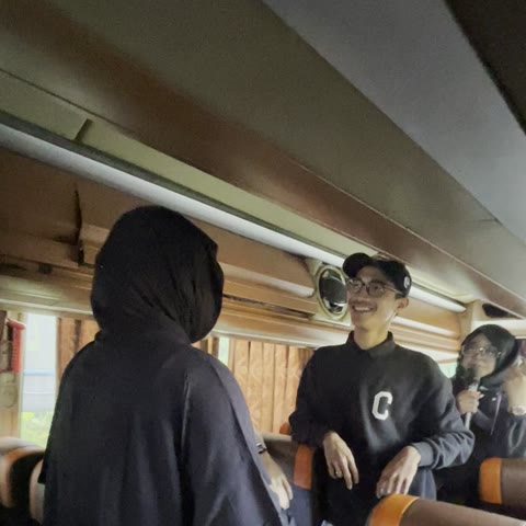 Tim ngobrol di perjalanan