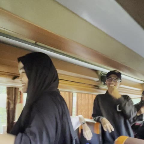 Tim tertawa bareng