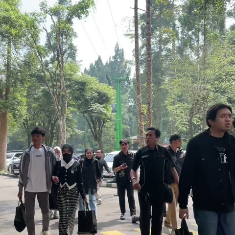 Tim jalan bareng saat gathering