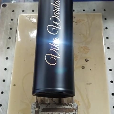 Proses grafir laser nama di tumbler
